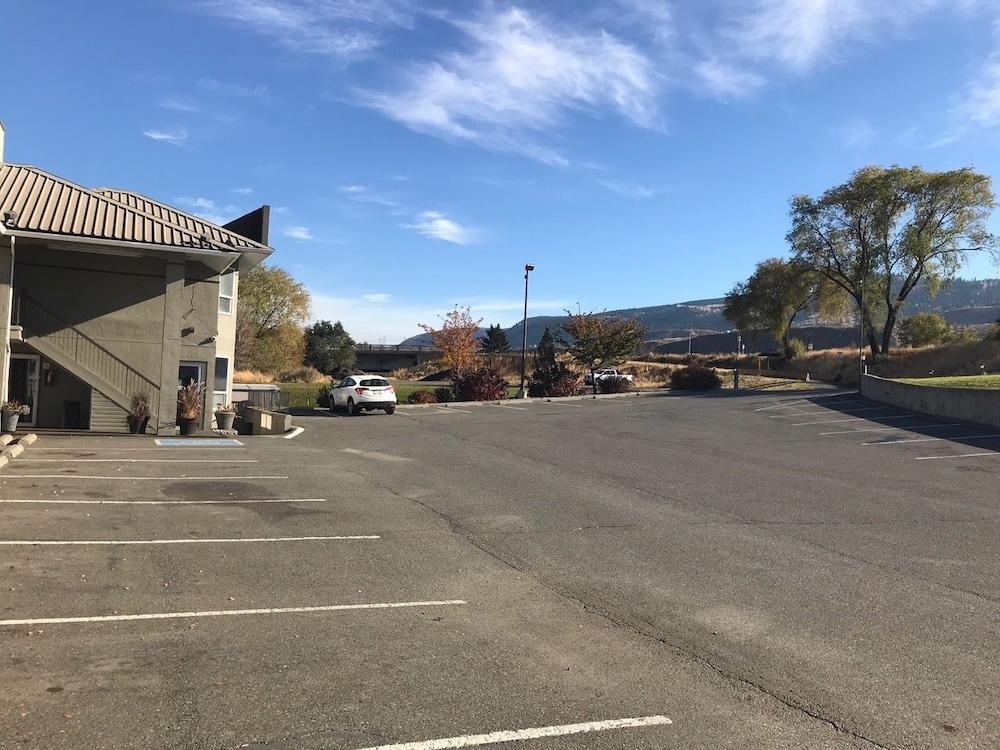 Riverland Inn & Suites Kamloops Exterior foto